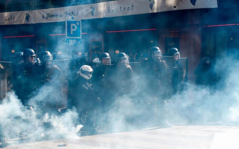 Chuva de gás lacrimogéneo em Paris põe turistas em pânico