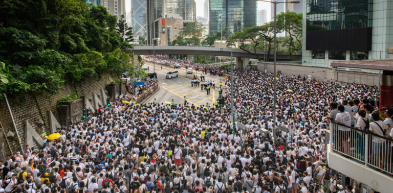 Chefe do Governo de Hong Kong retira formalmente lei da extradição