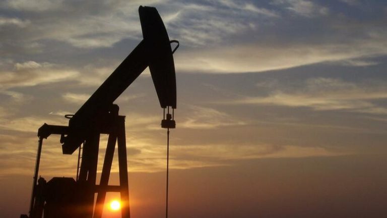 Preço do petróleo sobe mais de 10% depois de ataque a refinarias sauditas