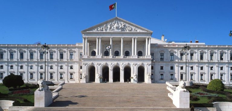 Eutanásia aprovada na generalidade no Parlamento português. Debate prossegue