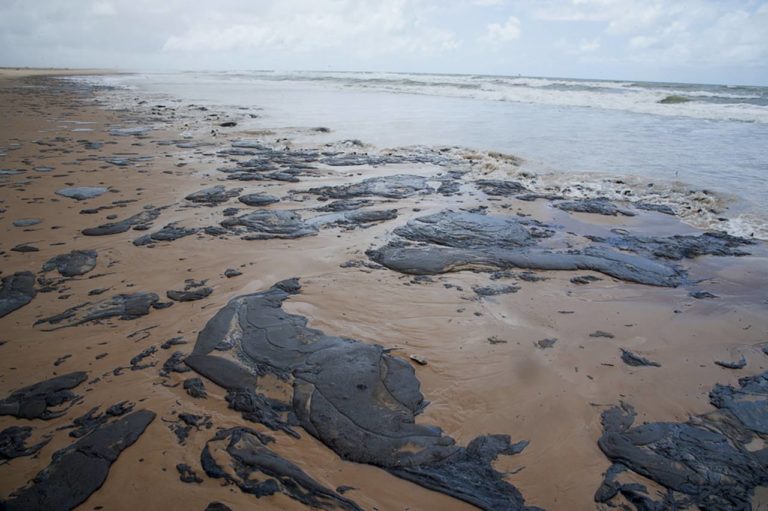 « Pior ainda está para vir », diz Bolsonaro sobre derrame de petróleo no nordeste do Brasil