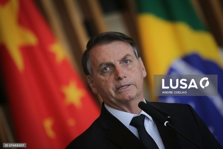 Bolsonaro diz que novo coronavírus é pequena crise provocada por fantasia dos ‘media’