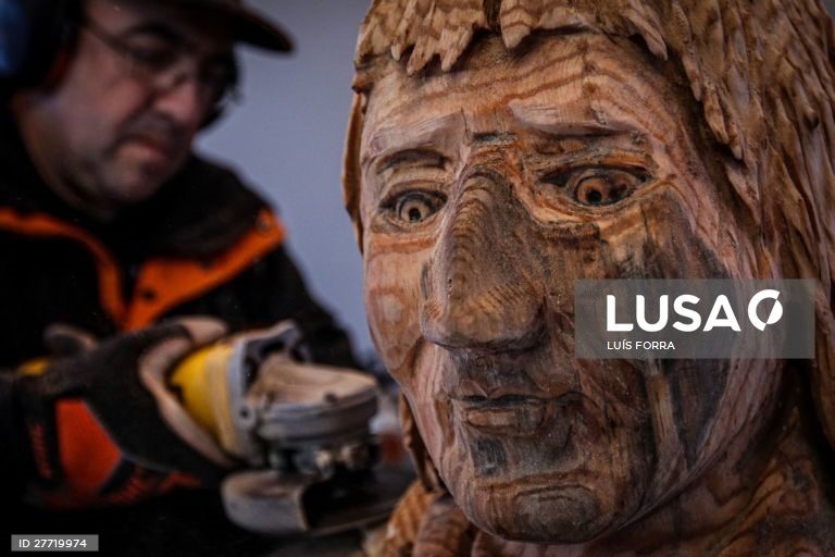 Árvores ardidas e « doentes » transformadas em esculturas de Natal em Monchique