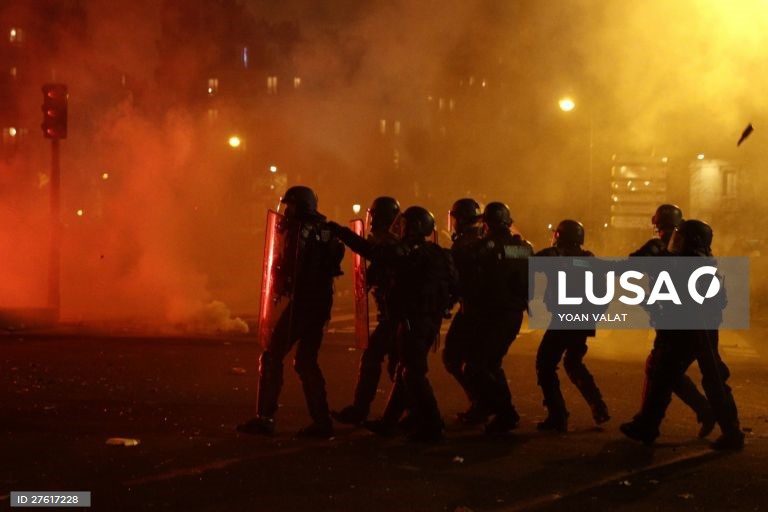 Greve continua em França. 800 mil pessoas nas ruas no 1º dia de manifestações