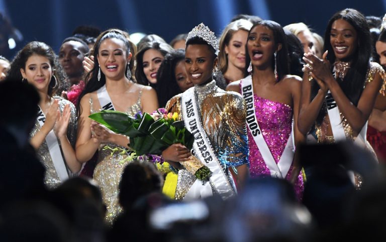 Sul-africana Zozibini Tunzié coroada Miss Universo 2019