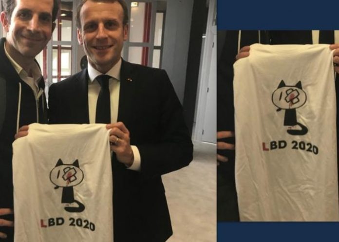 A foto de que se fala em França. Macron exibe uma t-shirt que critica a violência policial