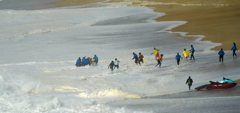 Surfista Alex Botelho estável após acidente na prova de ondas gigantes na Nazaré