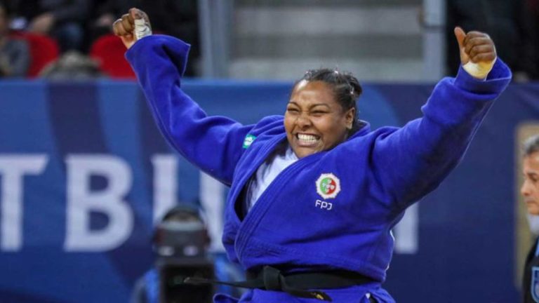 Rochele Nunes vence medalha de bronze no Grand Slam de Paris de judo