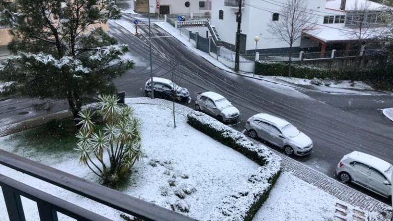 Portugal: Está a nevar no interior centro e norte. Há distritos sob aviso amarelo