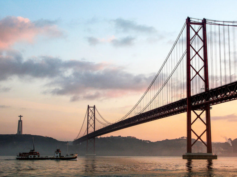 Covid-19. O Sol brilha, portugueses querem ir à beira-mar? Polícia reforça controlo na Ponte 25 de abril