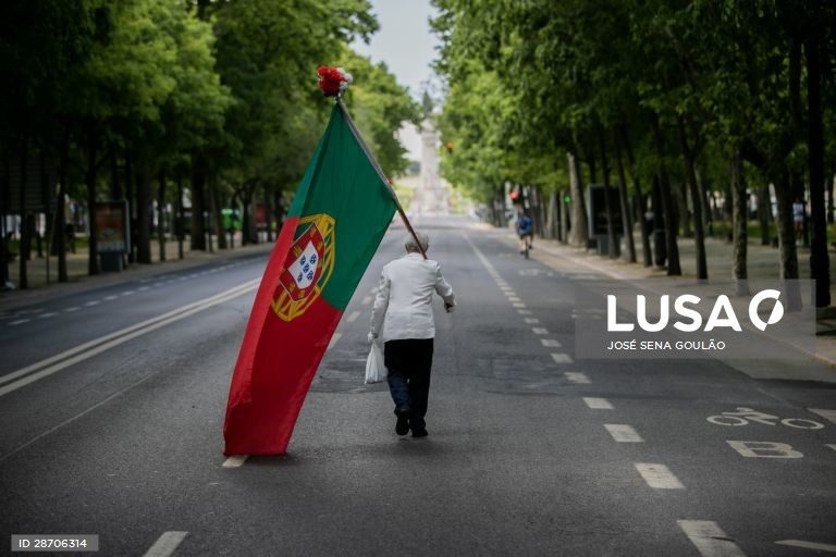 25 de abril. Uma foto da avenida da Liberdade, em Lisboa