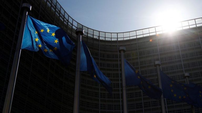 Covid-19: Bruxelas pede fim dos limites às viagens na UE “o mais rápido possível”