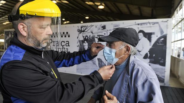 Le Figaro diz que « poderosa indústria textil » portuguesa fabrica máscaras para exportar