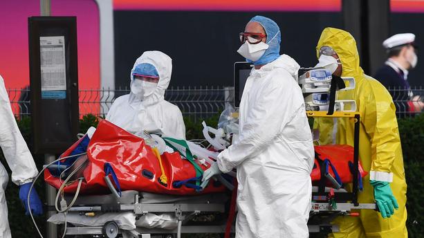 Covid-19: 987 mortes em França em apenas 24 horas, 433 em lares e 554 em hospitais