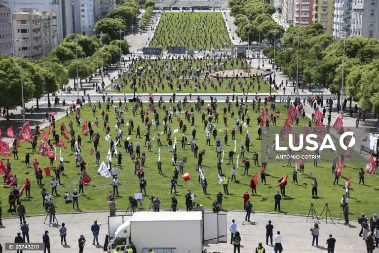 1.º de Maio/Lisboa. Foto do dia: centenas de pessoas condenam « agressões laborais »