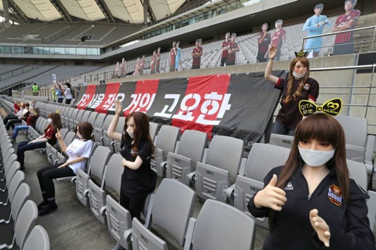 Covid-19: FC Seoul pede desculpa por colocar bonecas sexuais a simular adeptos