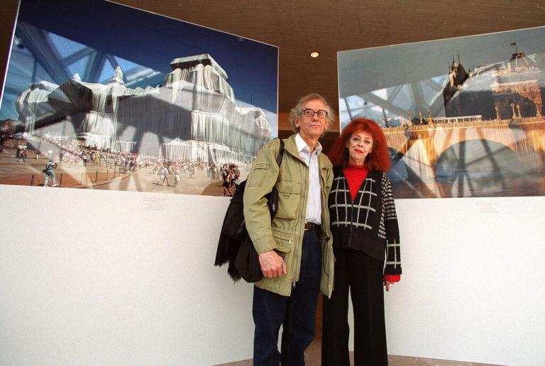 Morreu o artista plástico Christo, que embrulhou uma ponte sobre o Sena e o Reichstag. Foi amigo de artistas portugueses