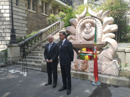 10 de Junho. O Embaixador Jorge Torres Pereira colocou uma coroa de flores em frente do busto de Camões