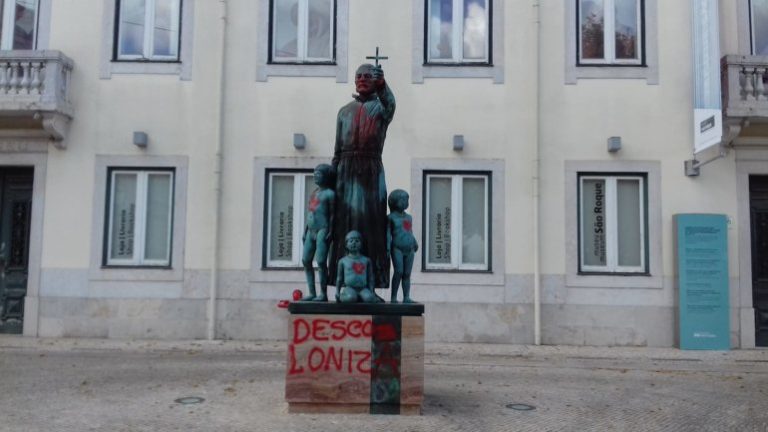 « Descoloniza ». PSP procura identificar autores de vandalismo em estátua do Padre António Vieira