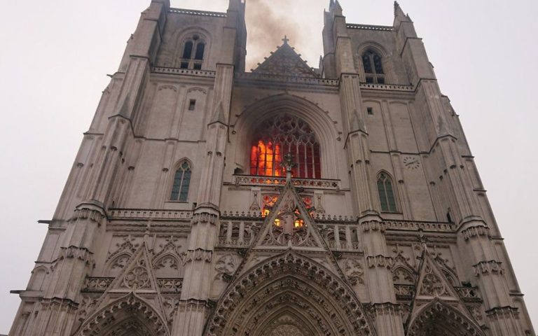 Incêndio na catedral  de Nantes (Loire-Atlantique) – Está circunscrito