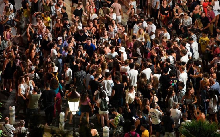 Grande festa/concerto em Nice sem máscaras nem distanciamento