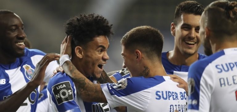 Campeão FC Porto goleia Moreirense na despedida do Dragão