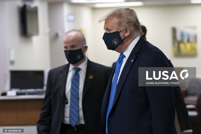 Foto inesperada. Trump usa pela primeira vez uma máscara em público