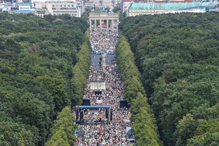 Fotos do dia. Milhares de manifestantes em Berlim pediram fim das restrições – Covid-19