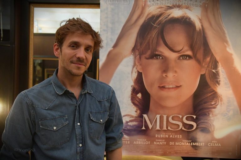 Depois do êxito de « A Gaiola Dourada », Ruben Alves apresenta « Miss », um rapaz que quer ser Miss France