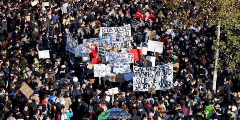 Protestos em França contra a lei « Sécurité Globale » e a violência policial. Em destaque no Passagem de Nível