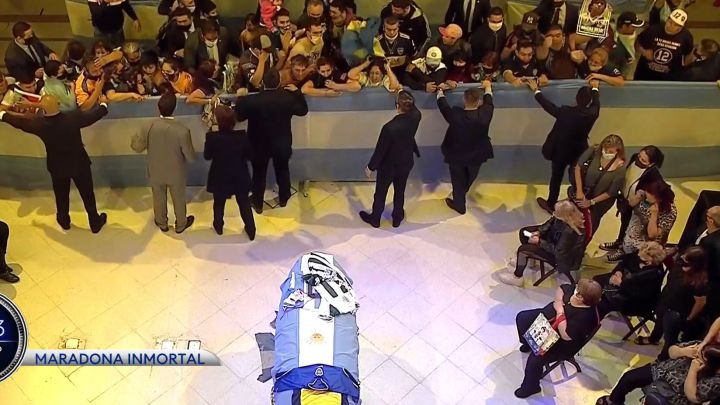 Óbito/Maradona: Corpo do futebolista chega ao palácio presidencial argentino