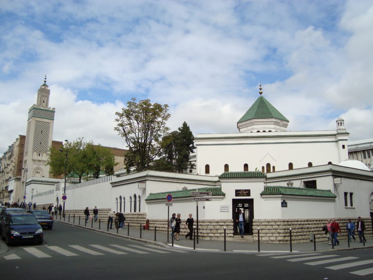 França investiga 76 mesquitas por suspeita de radicalização islâmica
