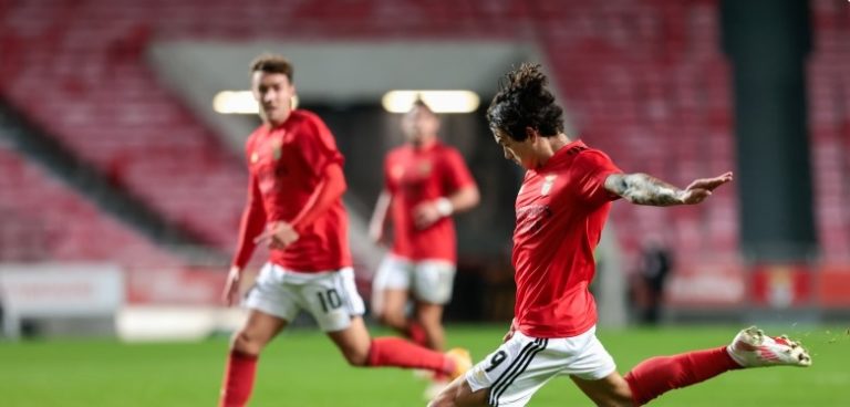 Benfica vence Paços de Ferreira com golo nos descontos. SC Braga perde com Belenenses SAD