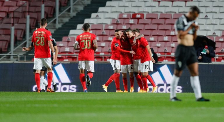 Benfica vence Portimonense e volta a ficar a dois pontos do Sporting