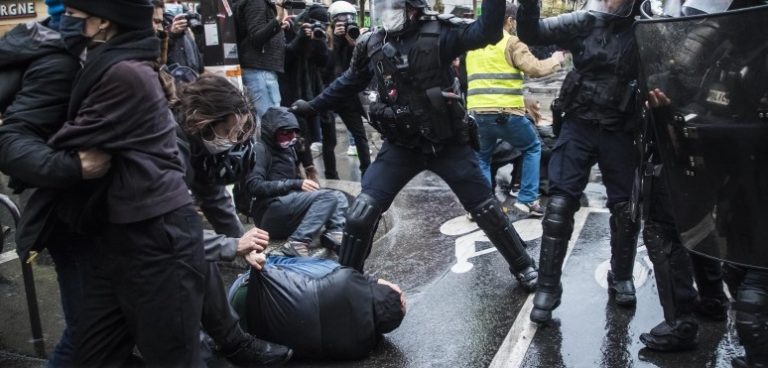 Mais de 100 pessoas detidas em protesto em Paris