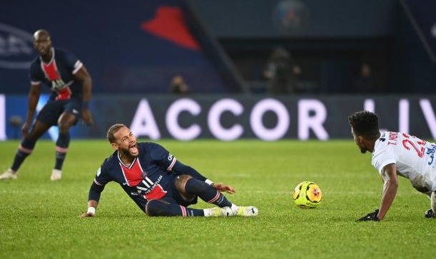 Paris SG perde com Lyon por 0-1. Neymar sai lesionado