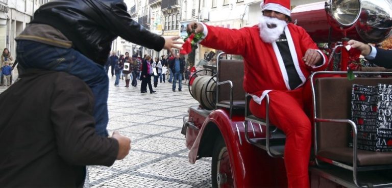 Mais de três quartos dos portugueses pretendem gastar menos dinheiro neste Natal – estudo