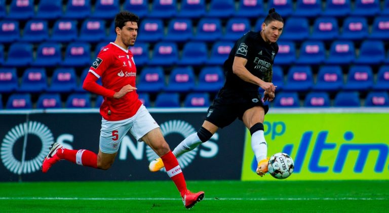 Benfica empata nos Açores e fica a quatro pontos do líder Sporting