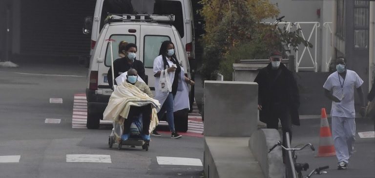 Covid-19: Número de hospitalizações continua a subir em França
