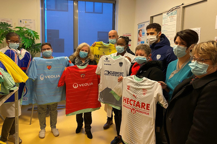 Associação franco-portuguesa Hirond’Ailes transforma camisolas de futebol em batas para crianças