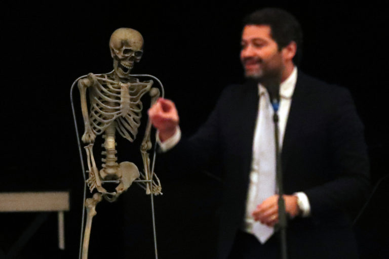 André Ventura/Serpa. Um esqueleto no palco durante discurso do candidato do Chega