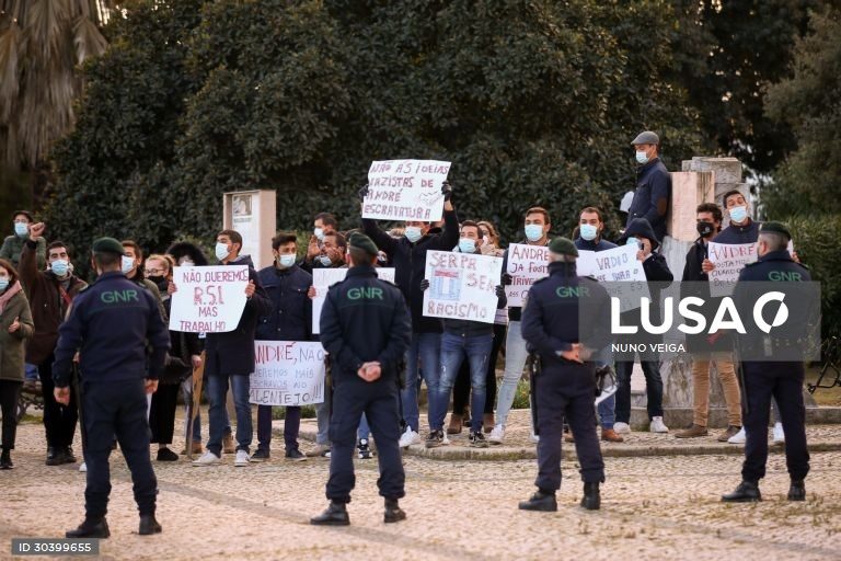 Manifestantes de etnia cigana e outros protestam contra Ventura em Serpa. Protestos contra le Pen também em Lisboa