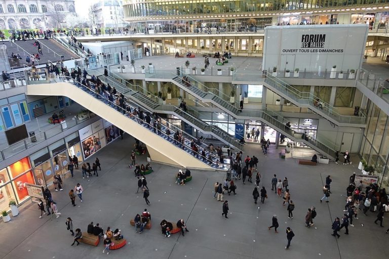 Covid:19: França vai apoiar lojas dos grandes centros comerciais
