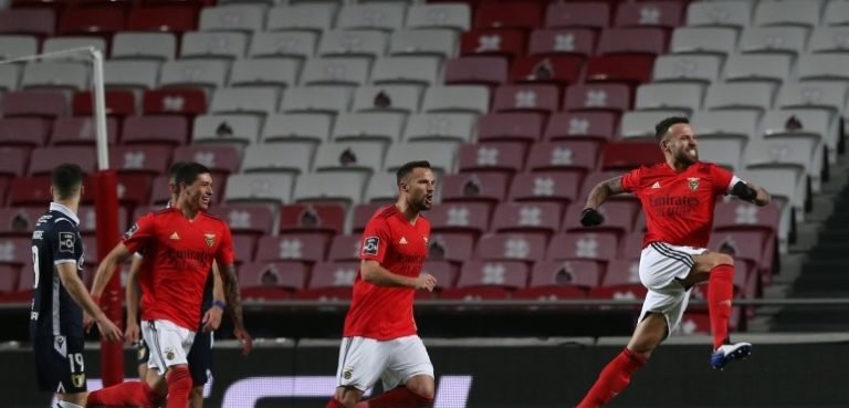 Benfica vence Famalicão com dois golos madrugadores e alcança Braga