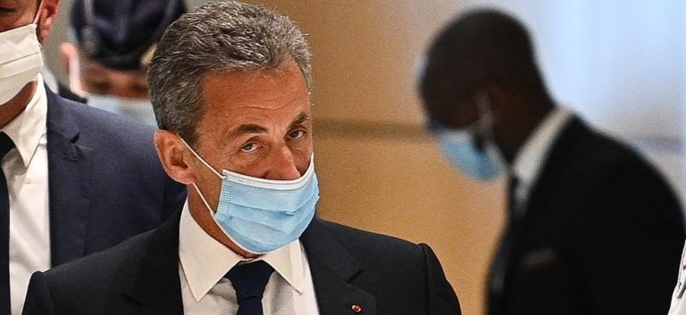Sarkozy condenado a ficar confinado com pulseira eletrónica. Crónica