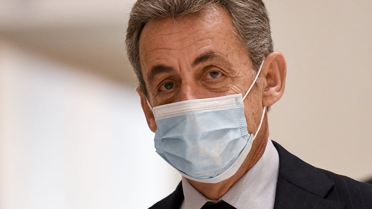 Ex-PR Nicolas Sarkozy condenado a três anos de prisão em França, 1 efetivo