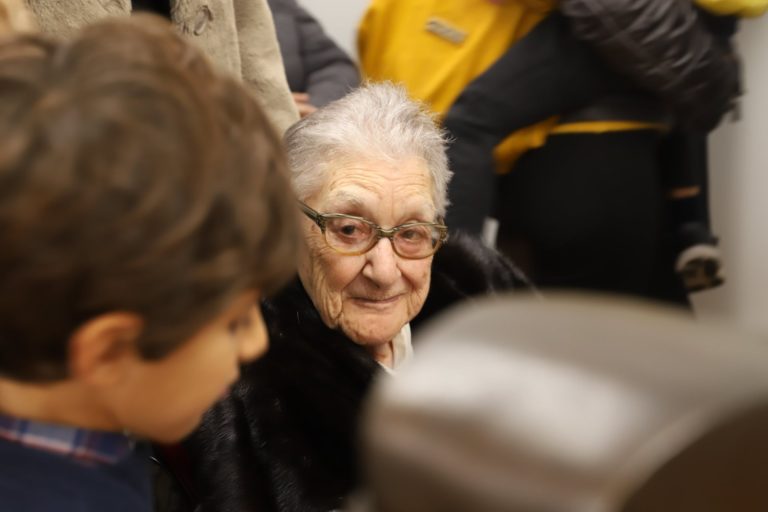 Um nome e o 25 de abril: Isabel Meyrelles. Artista surrealista vive em França há dezenas de anos. Crónica