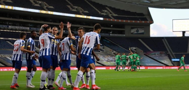 FC Porto goleia Farense e fica a três pontos da Liga dos Campeões
