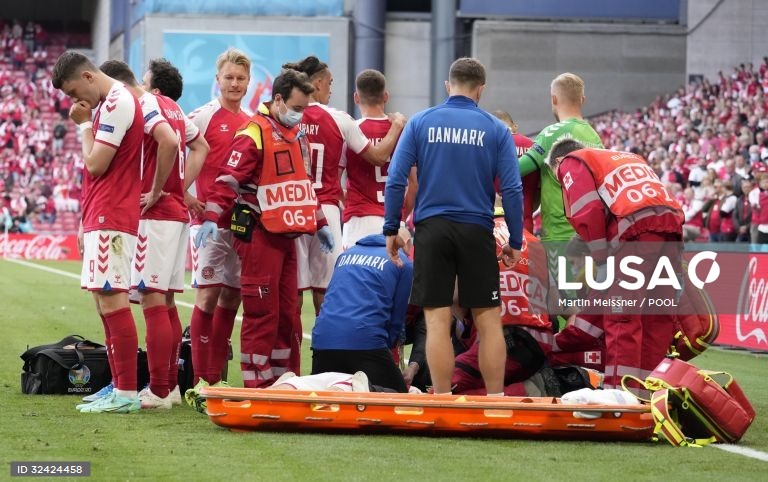 Choque no Euro de Futebol. Eriksen caiu inanimado no terreno, mas está a recuperar