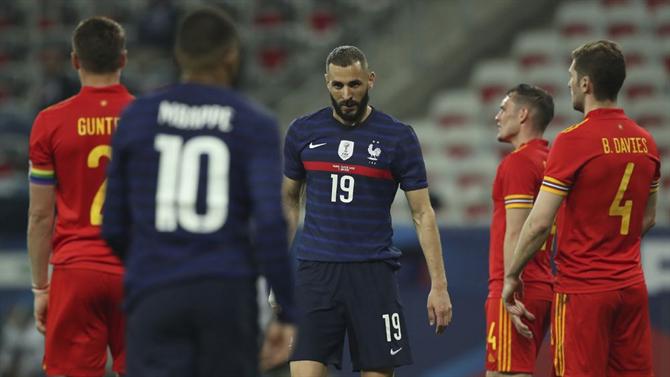 França vence País de Gales, reduzido a dez, por 3-0